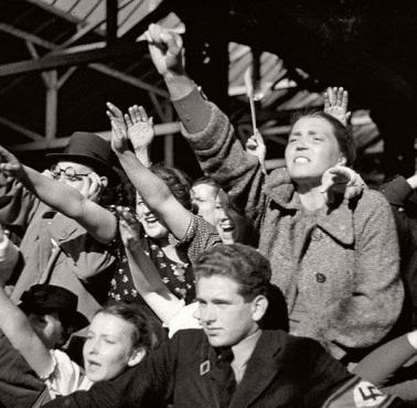 Niemcy wiwatują na cześć Hitlera po anszlusie Austrii w 1938 roku