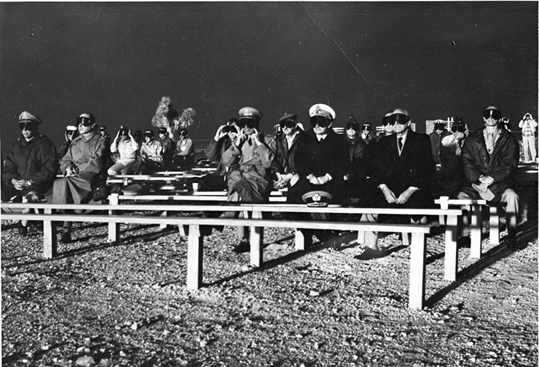 Obserwatorzy NATO obserwują wybuch bomby atomowej podczas serii testów na poligonie w Nevadzie (Operation Plumbbob, 1957)