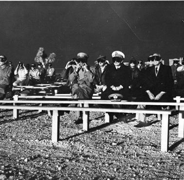 Obserwatorzy NATO obserwują wybuch bomby atomowej podczas serii testów na poligonie w Nevadzie (Operation Plumbbob, 1957)