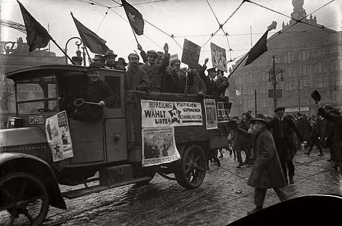 Komunistyczna ciężarówka propagandowa w centrum Berlina, 1924