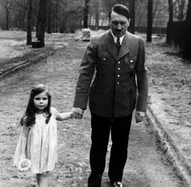 Hitler z córką Goebbelsa - Helgą, dziewczynka zostanie zamordowana przez rodziców w bunkrze Hitlera w 1945 roku