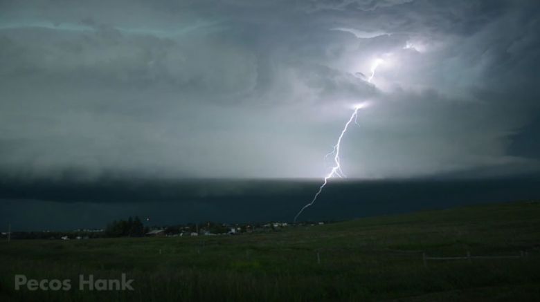 Uderzenia piorunów nakręcone z bliskiej odległości, wrrrr (wideo)