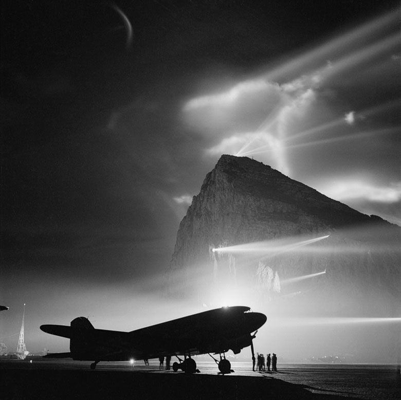 Douglas DC-3 na płycie lotniska w Gibraltarze nocą, 1944