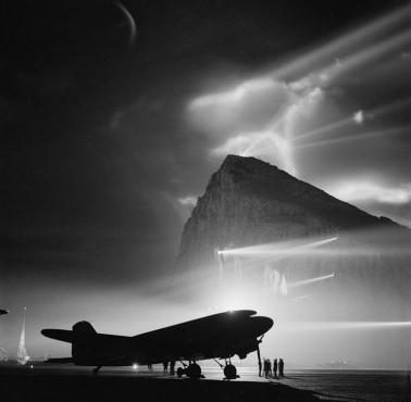 Douglas DC-3 na płycie lotniska w Gibraltarze nocą, 1944