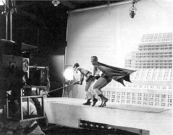 Realizacja sceny, jak Robin i Batman wspinają się po wieżowcu, 1965