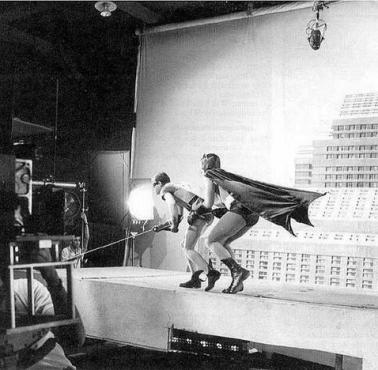 Realizacja sceny, jak Robin i Batman wspinają się po wieżowcu, 1965