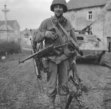 Amerykański żołnierz ze zdobyczną niemiecką bronią, 1944