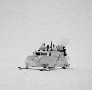 Skuter śnieżny fińskiej armii w pobliżu Haapasaari w Finlandii