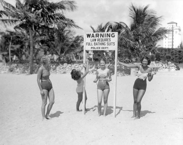 Dziewczyny żartują z nakazu zakładania kompletnego stroju kąpielowego, Miami, 1934