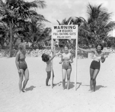 Dziewczyny żartują z nakazu zakładania "kompletnego" stroju kąpielowego, Miami, 1934