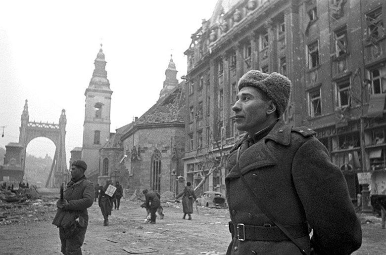 Sowieci po zdobyciu Budapesztu, most Elżbiety, 1945