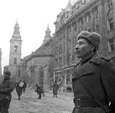 Sowieci po zdobyciu Budapesztu, most Elżbiety, 1945