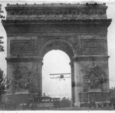 Charles Godefroy przelatuje przez Łuk Triumfalny w Paryżu, 1919