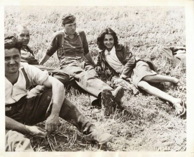 Francuska kobieta leży na trawie z niemieckimi żołnierzami, 1941-44