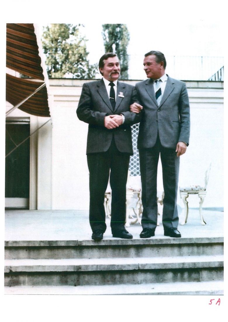 Lech Wałęsa (TW Bolek) z przełożonym gen.Czesławem Kiszczakiem