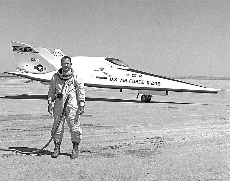 Pilot John Manke i Martin Marrietta X-24 – samolot doświadczalny z jednym silnikiem odrzutowym, opracowany przez USAF-NASA, 1975