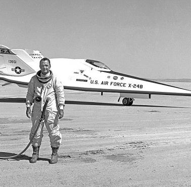 Pilot John Manke i Martin Marrietta X-24 – samolot doświadczalny z jednym silnikiem odrzutowym, opracowany przez USAF-NASA, 1975