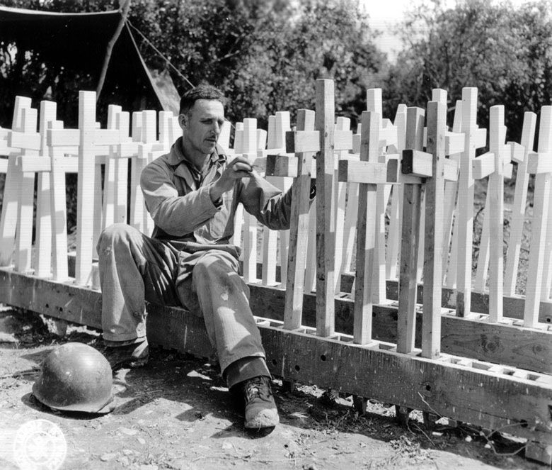 Alfonton Ortega przygotowuje krzyże na groby amerykańskich żołnierzy, którzy zginęli podczas D-Day, 1944