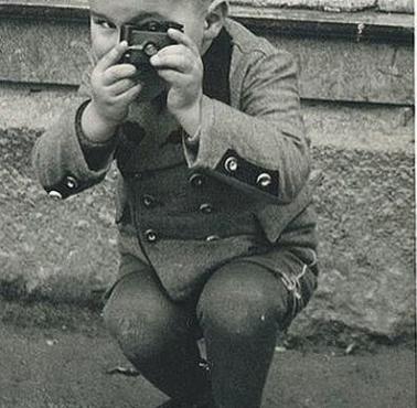 Chłopiec z aparatem fotograficznym, 1910