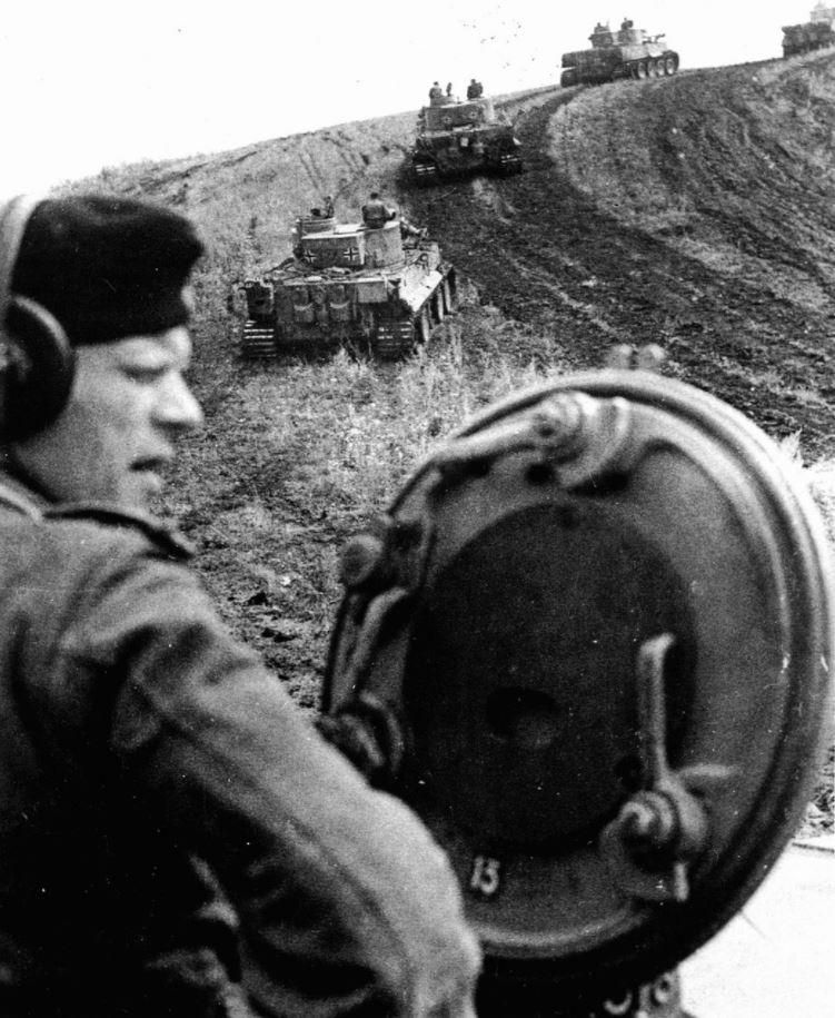 Czołgi Tygrys z 503. ciężkiego batalionu pancernego wychodzą na pozycję, Kursk, 1942