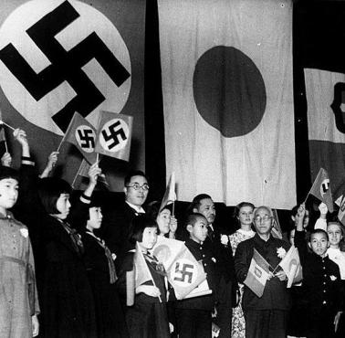 Dzieci z Japonii, Niemiec i Włoch celebrują podpisanie Trójstronnego Sojuszu, 17 grudnia, 1940