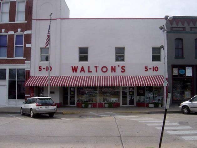 Pierwszy sklep sieci Wal-Mart w USA w 1962, sklep nazywał się Walton's Five and Dime, za ladą stał zalożyciel imperium Sam