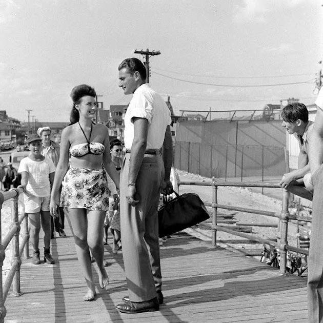 Zdjęcia z nowojorskiej plaży Rockaway Beach, 1946,  foto (c) Sam Shere