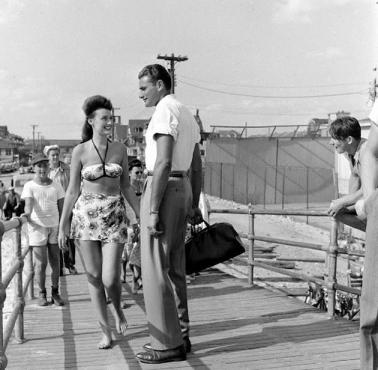 Zdjęcia z nowojorskiej plaży "Rockaway Beach", 1946,  foto (c) Sam Shere
