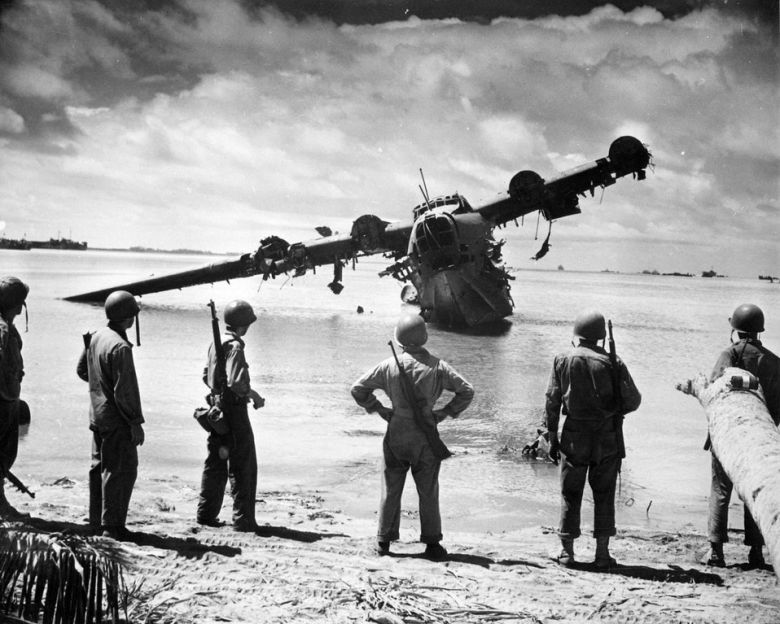 Amerykańscy żołnierze oglądają japońską ciężką łódź latającą Kawanishi H8, atol Butaritari, listopad 1943 roku
