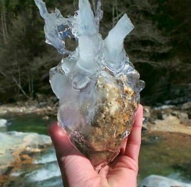 Kawałek zamarzniętej skały, która wygląda jak ... serce