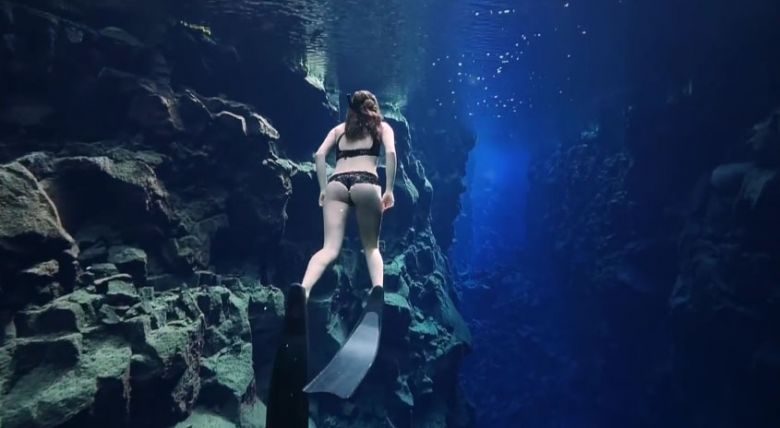 Freediving w lodowatych wodach Islandii (wideo HD)