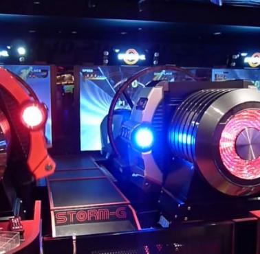 Symulator bobsleja z 360 stopniową rotacją ("Storm-G") firmy Sega w tokijskim Joypolis (wideo HD)