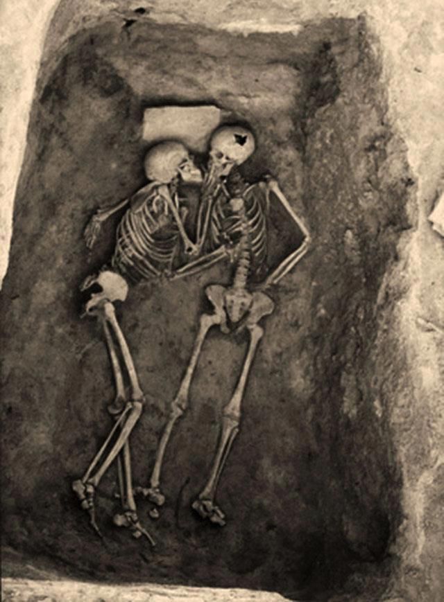 Para splecionych ze sobą szkieletów Hasanlu Lovers znaleziona w Iranie w 1976 roku, wiek grobu 800 lat przed Chrystusem