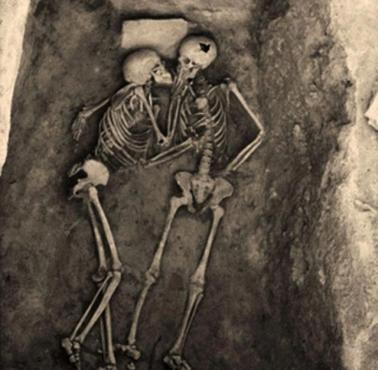 Para splecionych ze sobą szkieletów "Hasanlu Lovers" znaleziona w Iranie w 1976 roku, wiek grobu 800 lat przed Chrystusem