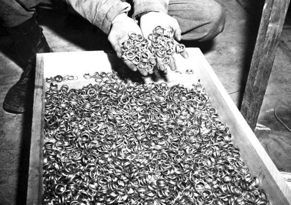 Ślubne obrączki zamordowanych w niemieckim obozie koncentracyjnym Buchenwald, 1945