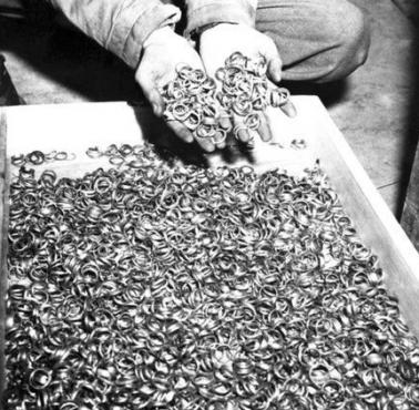Ślubne obrączki zamordowanych w niemieckim obozie koncentracyjnym Buchenwald, 1945