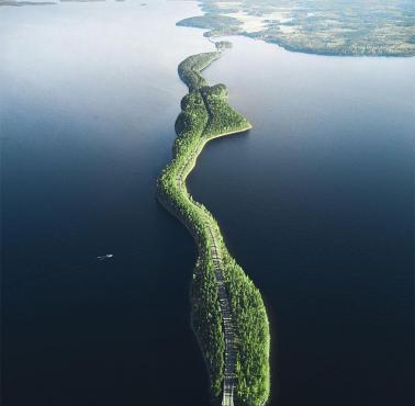 Pulkkilanharju Bridge w Parku Narodowym Päijänne, Finlandia