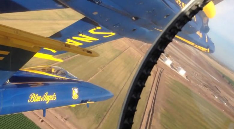 Tak wygląda z bliska jeden z numerów akrobacyjnych zespołu US Navy - Blue Angels na samolotach F-18, zrywa kask (wideo HD)