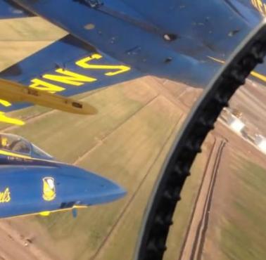 Tak wygląda z bliska jeden z numerów akrobacyjnych zespołu US Navy - Blue Angels na samolotach F-18, zrywa kask (wideo HD)