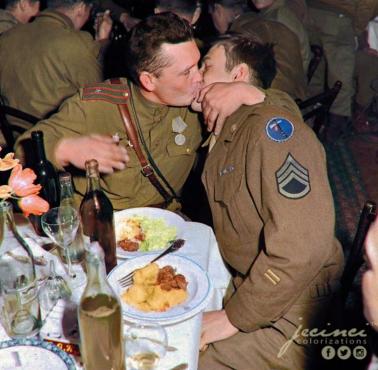 Spotkanie sojuszników - żołnierz amerykański w soczystym pocałunku z oficerem Armii Czerwonej, 1945