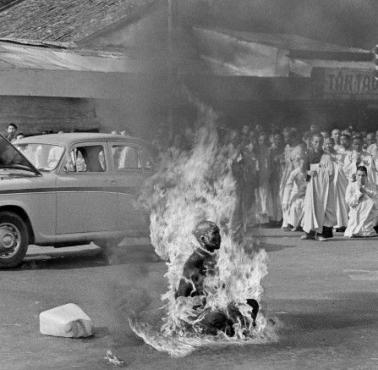 Thích Quảng Đức w akcie samospalenia. Był to protest przeciwko prześladowaniom buddyzmu w Wietnamie Południowym, 1963