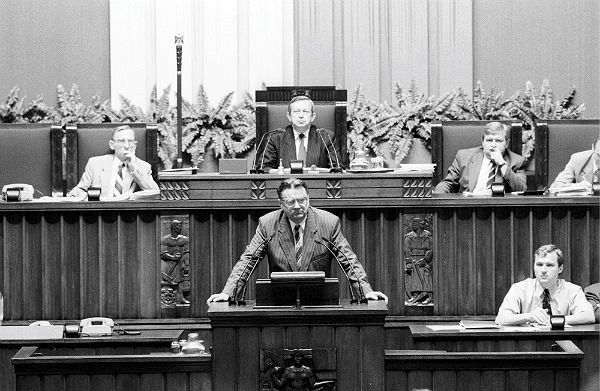 4 VI 1992 doszło do nocy teczek i upadku rządu Jana Olszewskiego. Prezydent Lech Wałęsa zażądał odwołania gabinetu ...