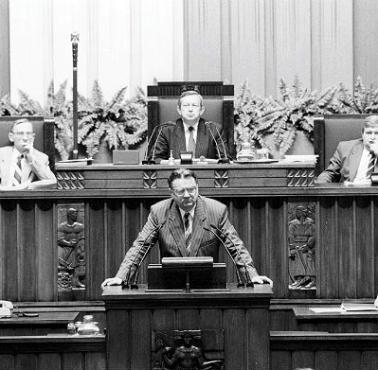 4 VI 1992 doszło do "nocy teczek" i upadku rządu Jana Olszewskiego. Prezydent Lech Wałęsa zażądał odwołania gabinetu ...