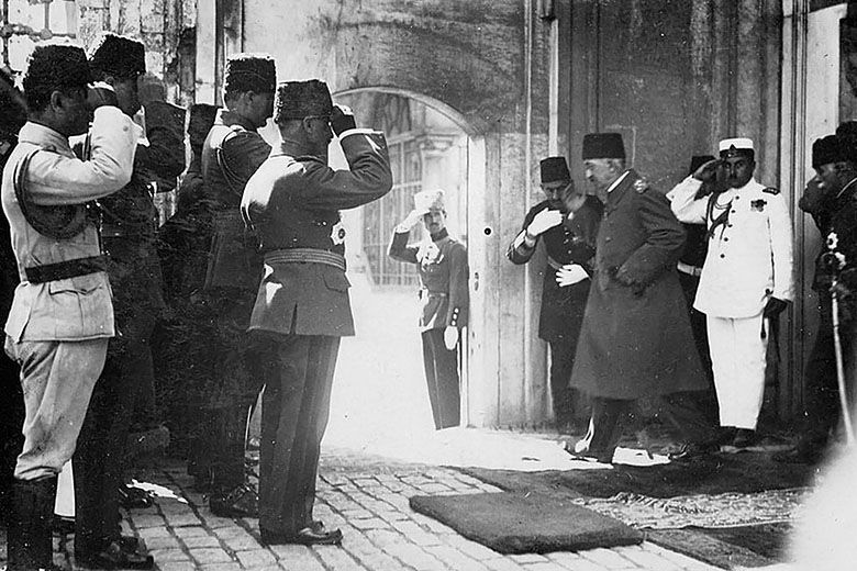 Mehmed VI, ostatni sułtan Imperium Osmańskiego, kalif islamu, opuszcza Pałacu Dolmabahçe w Stambule i udaje się na wygnanie