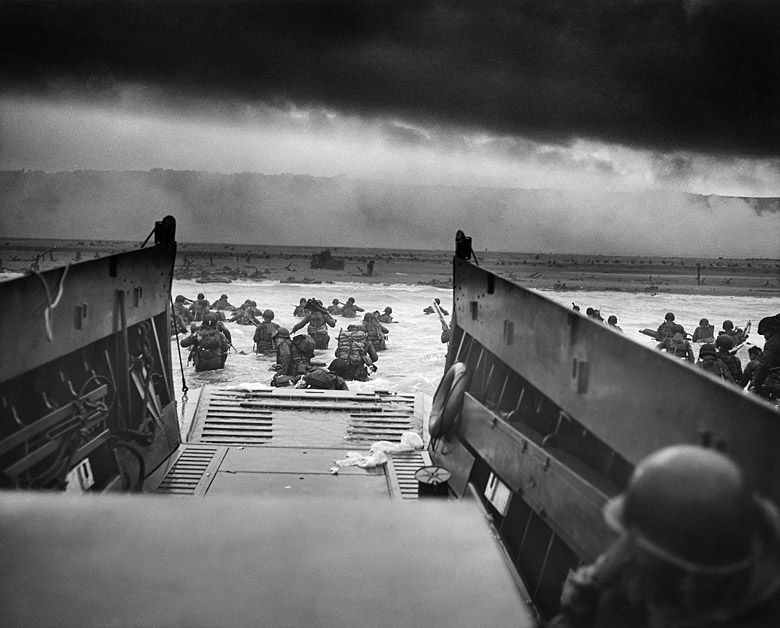 Widok jaki mieli amerykańscy żołnierze podczas lądowania w Normandii (D-Day) na plaży Omaha, 1944