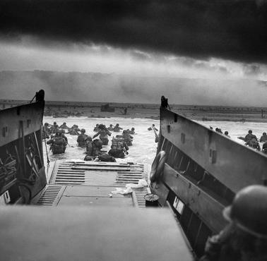 Widok jaki mieli amerykańscy żołnierze podczas lądowania w Normandii (D-Day) na plaży Omaha, 1944