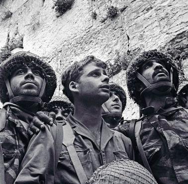 Izraelscy komandosi podczas wojny sześciodniowej zajmują Jerozolimę, 1967