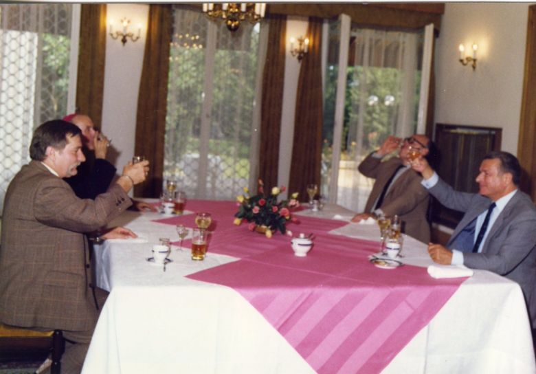 Lech Wałęsa (TW Bolek) z gen.Czesławem Kiszczakiem, Magdalenka, 1988