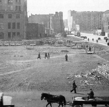 Warszawa, Plac Defilad na kilka miesięcy przed budową Pałacu Kultury i Nauki