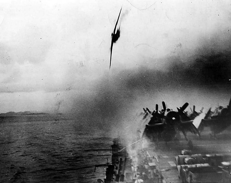 Kamikadze atakuje amerykański lotniskowiec USS Sangamon w bitwie o wyspy Ryukyu (Okinawa), maj 1945